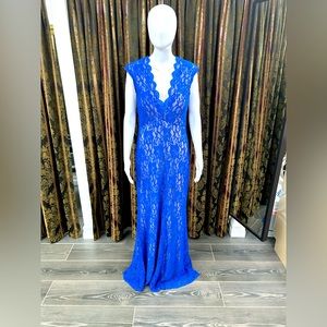 XSCAPE SLEEVELESS LACE OPEN BACK DRESS